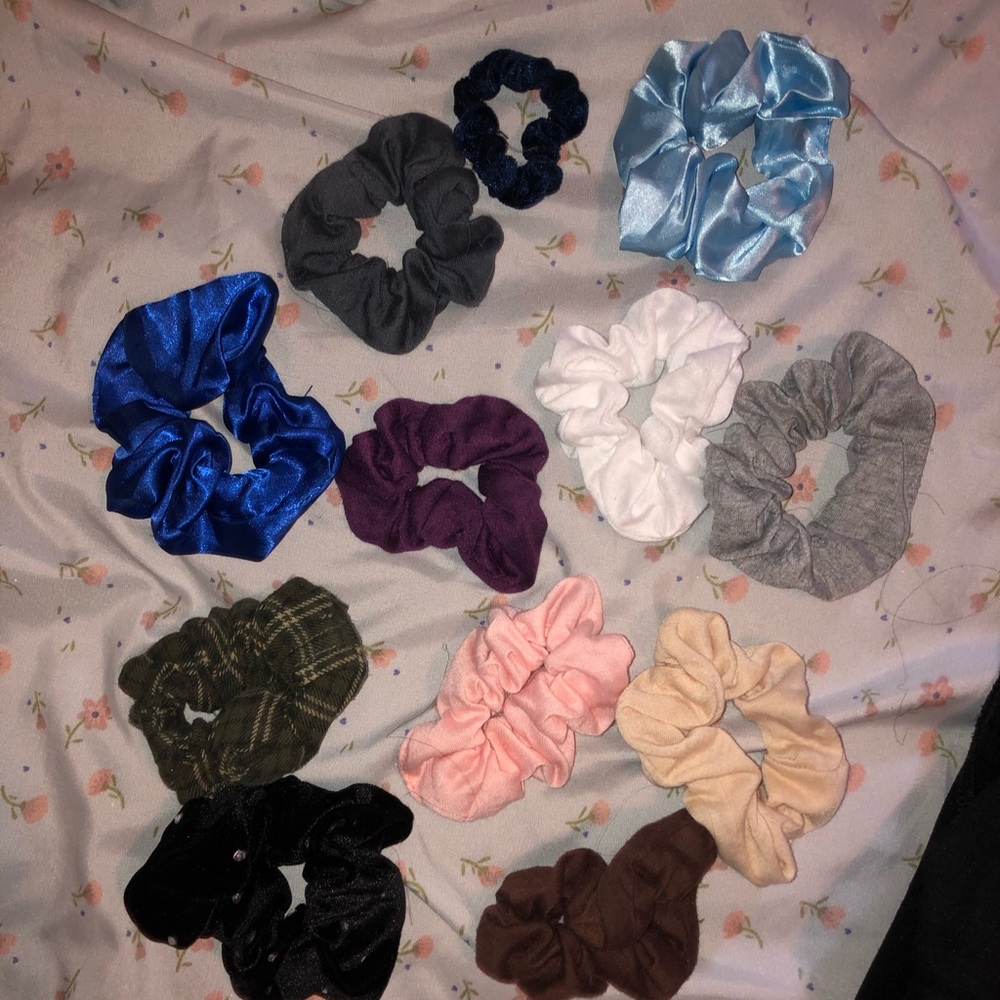 4 DOLLAR SCRUNCHIES